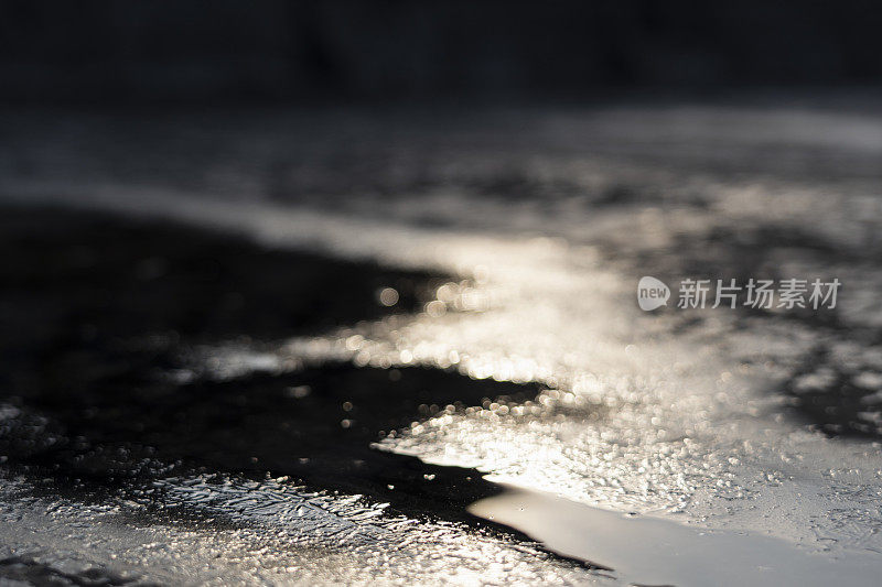 雨后的夕阳下，石头地板闪闪发光