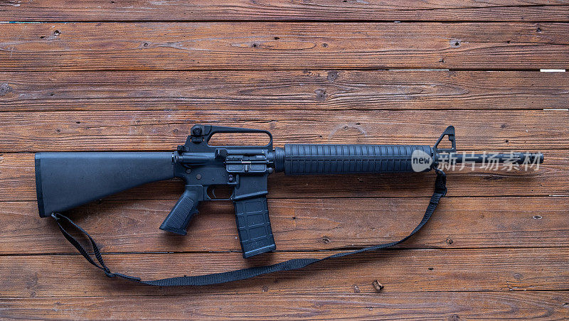 木材背景上的AR-15