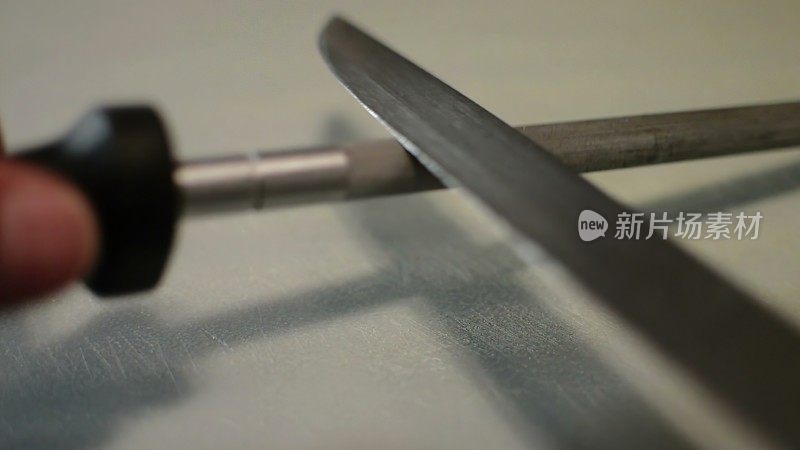 3d插图-极端近距离拍摄的刀被锐化使用刀钢