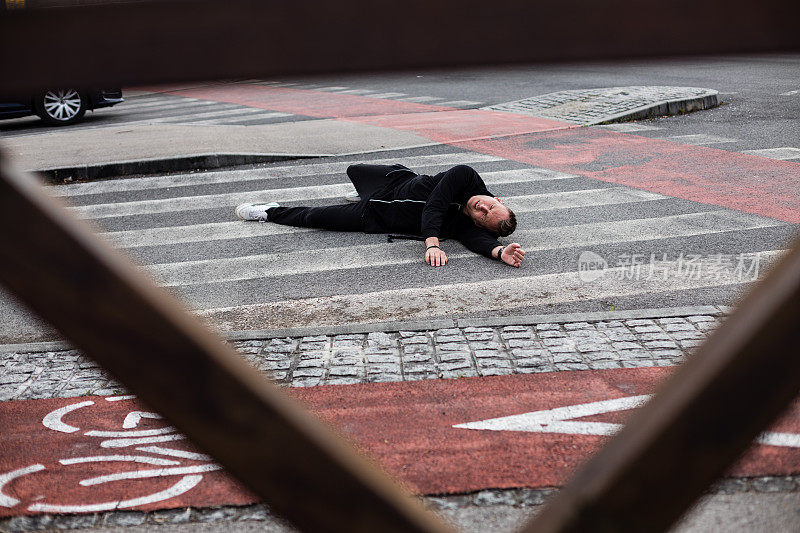 车祸中的男子躺在十字路口