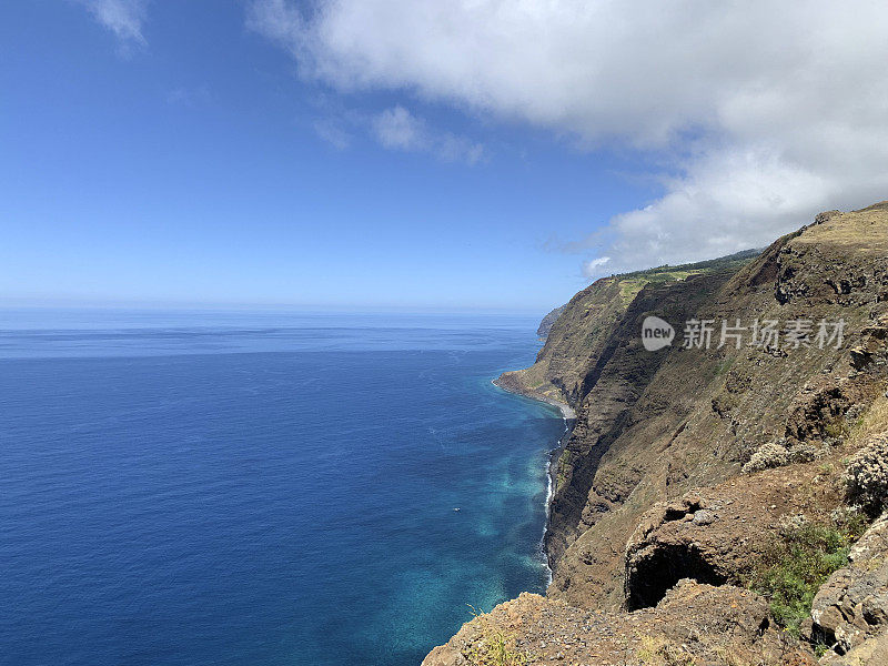 马德拉海岸在蓬塔多帕戈灯塔在岛的西侧