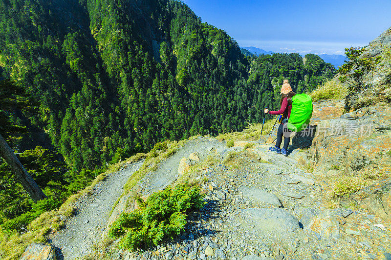 女徒步旅行者在玉山漫步