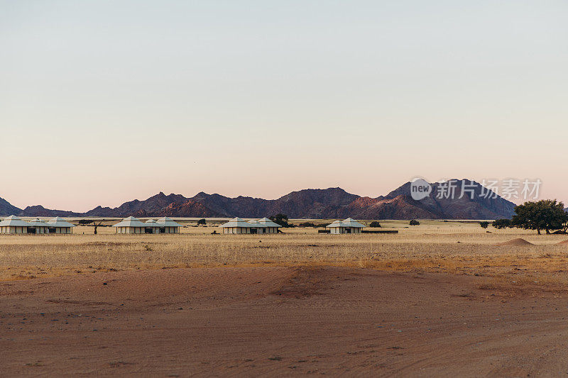 日落在露营地与山景在纳米布沙漠