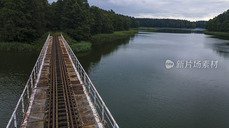 跨江或跨湖窄轨铁路桥的钢框架结构。桥与窄轨铁路。鸟瞰图。空间的文本。
