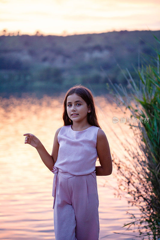 《日落湖畔的女孩肖像》