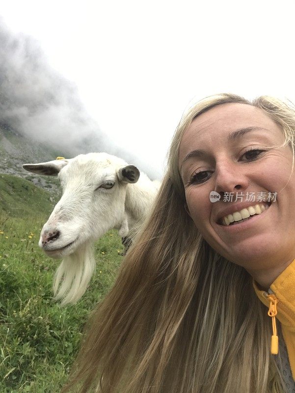 一名女子与一只山羊自拍