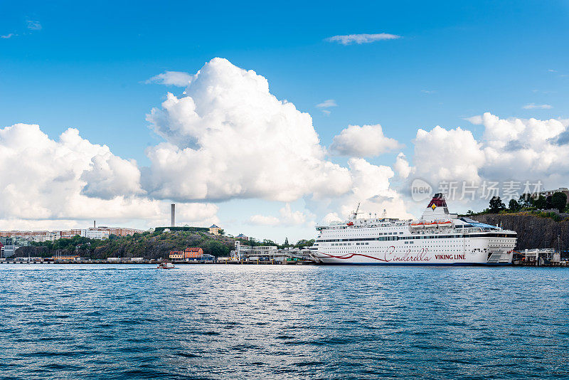 一艘观光游轮停泊在斯德哥尔摩的码头上