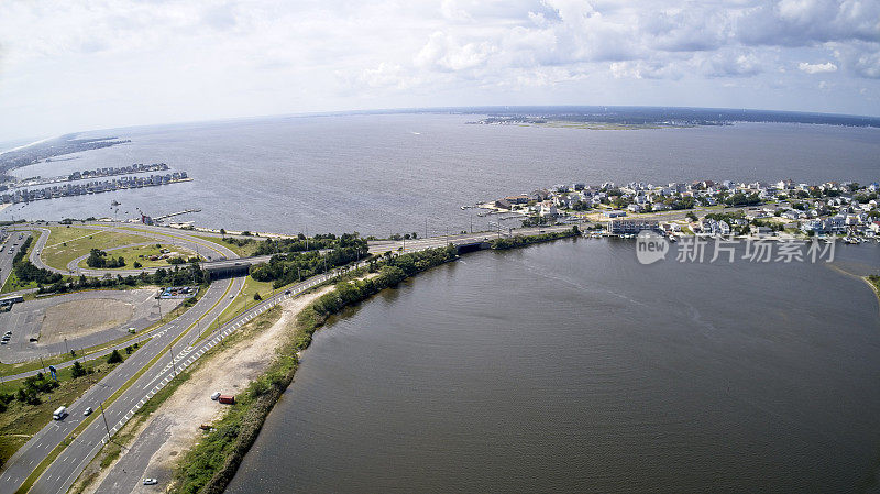 通往巴尼加特湾屏障岛的道路，往南看