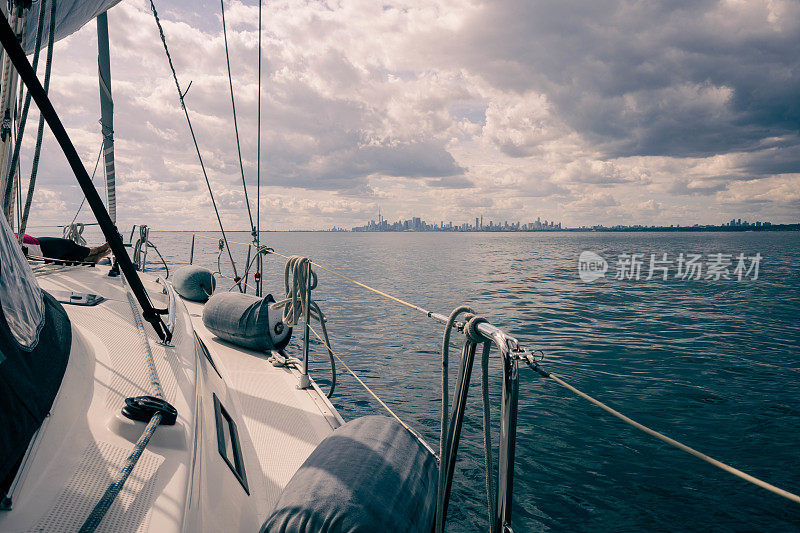 在安大略湖上航行的帆船，背景是多伦多市中心