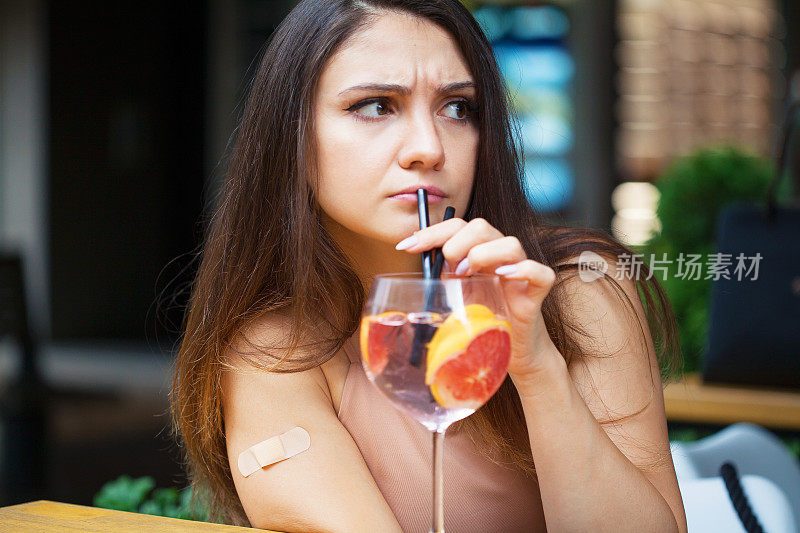 喝鸡尾酒注射疫苗的女人