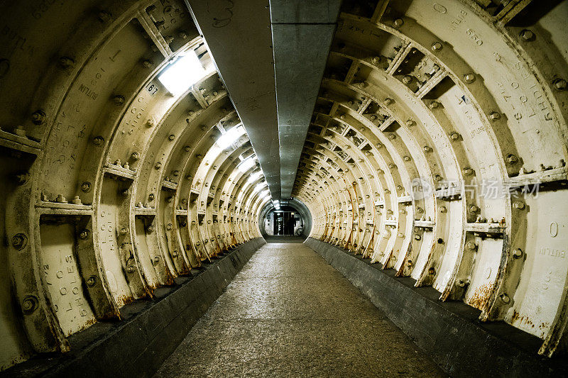 泰晤士河下的格林威治徒步隧道