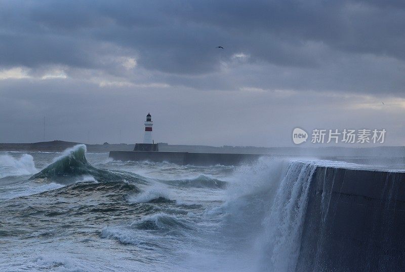 波涛汹涌的海面