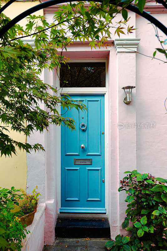 伦敦的住宅，蓝色的前门和粉红色的墙