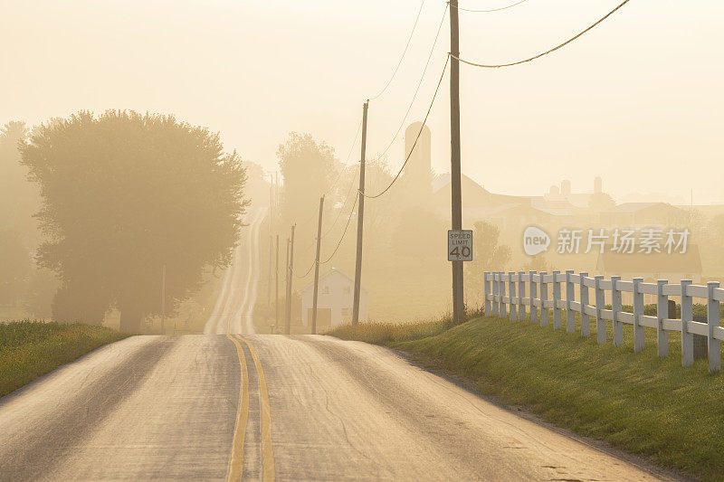 雾蒙蒙的早晨，乡间小路