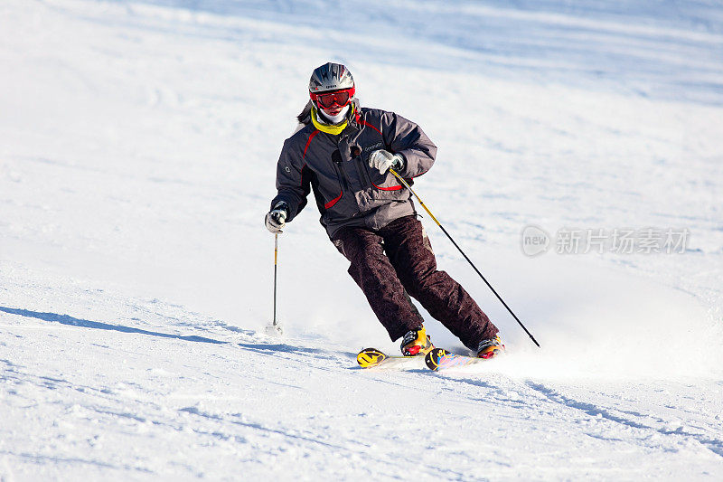 一名滑雪者在库页岛的山上进行速降滑雪。