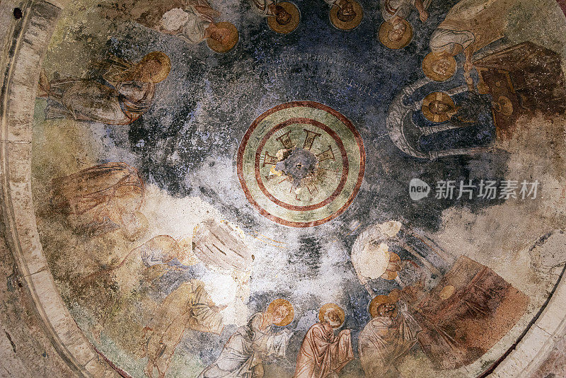 圣尼古拉斯教堂天花板上印有圣徒肖像的壁画