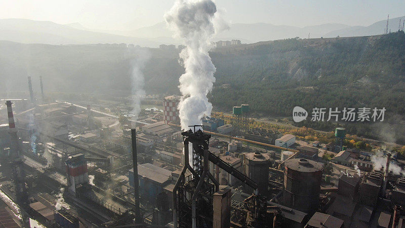 钢铁厂的烟雾和污垢。白色烟雾污染天空的细节