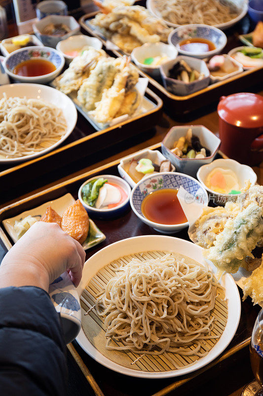 传统冷日本荞麦面午餐在餐厅