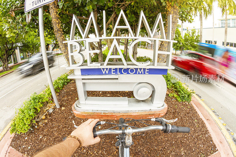 一个年轻的运动男子的视角拍摄在海洋驱动器，南海滩，迈阿密海滩，迈阿密，南佛罗里达，美国