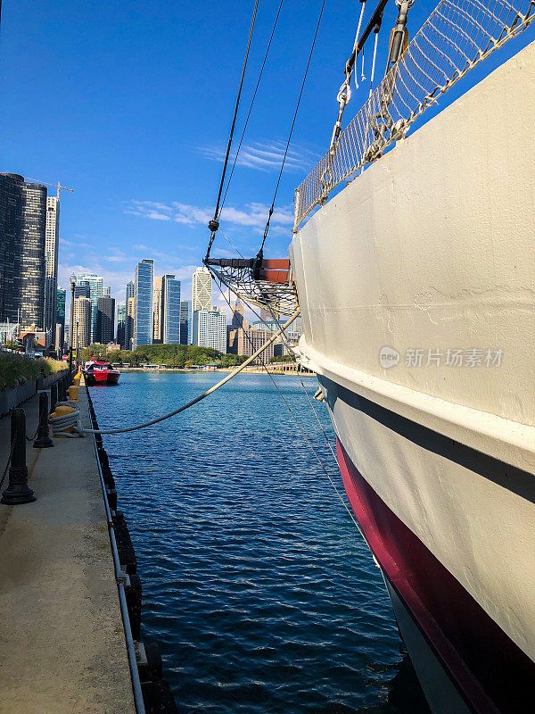 芝加哥天际线，海军码头旁边的一艘帆船