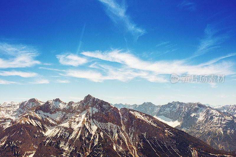 从巴伐利亚的卡尔温德尔斯匹茨俯瞰奥地利阿尔卑斯山的美妙美景。