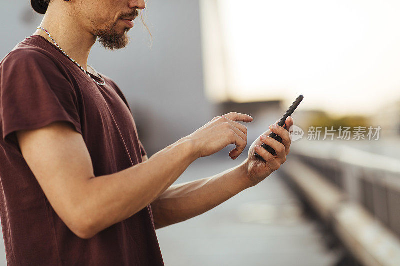 年轻人在用手机