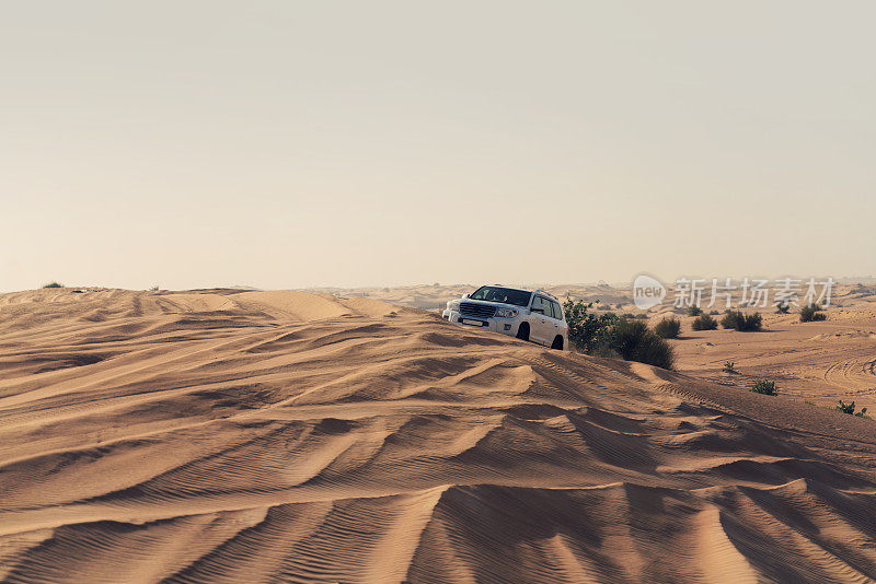 一辆四驱车在迪拜沙漠-阿拉伯联合酋长国