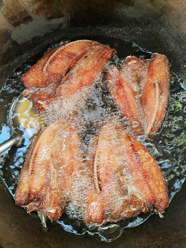 在锅中煎炸黑鱼干-食物的准备。