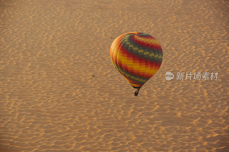 在沙漠上空乘坐热气球