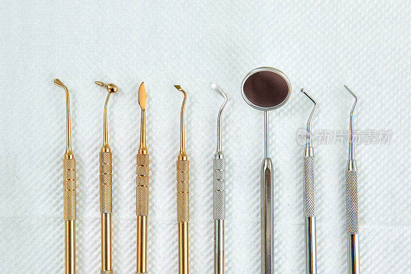牙科镜，锄头，镰刀，解剖刀，探针和其他不锈钢工具。