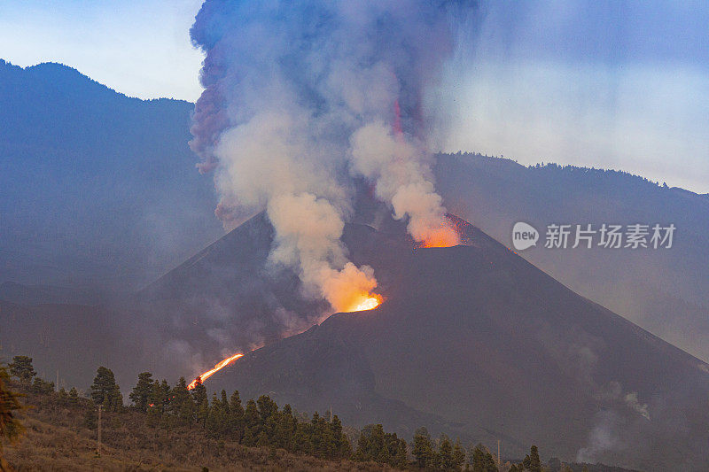 康伯维哈火山爆发。火山锥和火山弹从黎明升起，大量的气体和岩石形成垂直的双柱状。