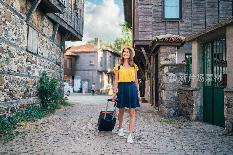 女游客在欧洲旅行