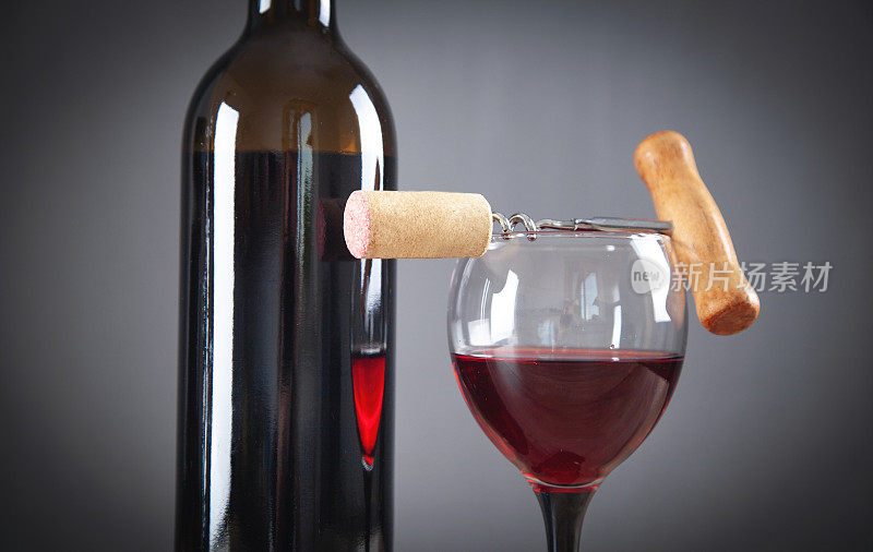 红酒配玻璃和开塞钻。