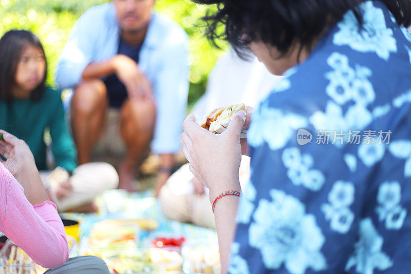 一家人在海滩上野餐