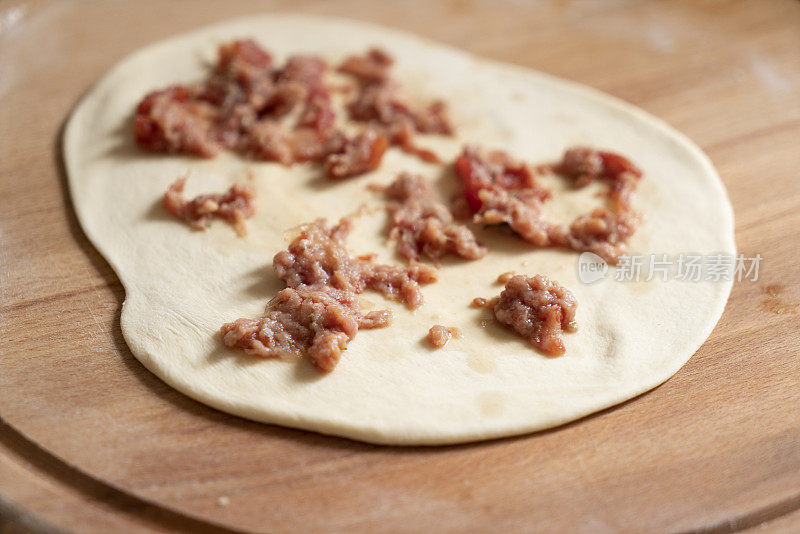 传统美味的土耳其食物，肉末在咸味糕点