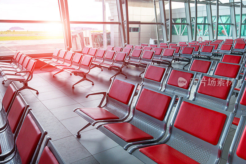 机场里一排排的空椅子