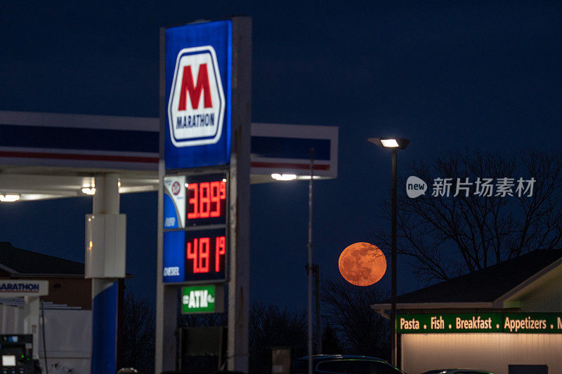 加油站马拉松的背景伊利诺斯州满月