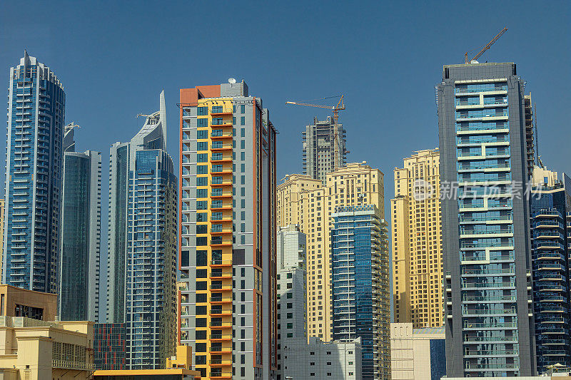 全景迪拜码头在阿联酋，现代摩天大楼和港口，迪拜，阿联酋
