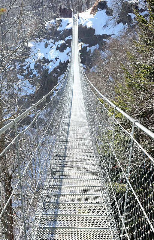 钢索悬索桥又称藏式跨山桥