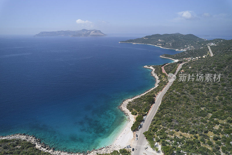 海边路接近海滩，从上面看