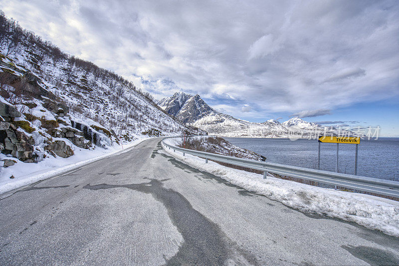 沿着挪威特罗姆瑟附近的Grøtfjorden美丽峡湾的道路