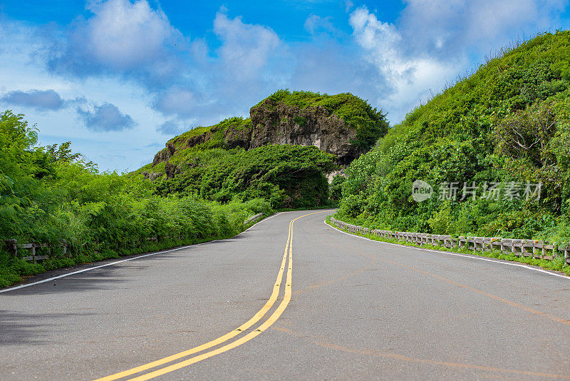 蜿蜒的海岸公路