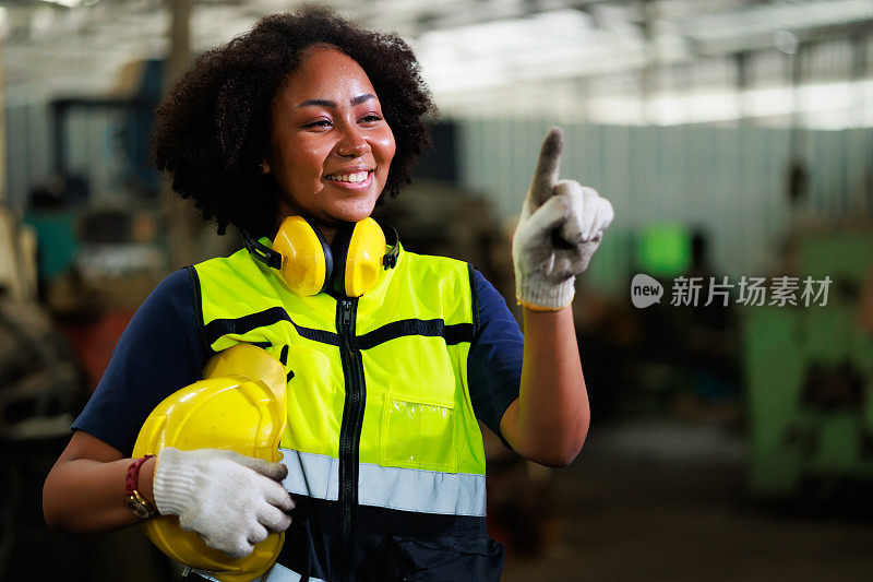 肖像非裔美国女工程师戴安全帽安全帽。金属车床工业制造厂