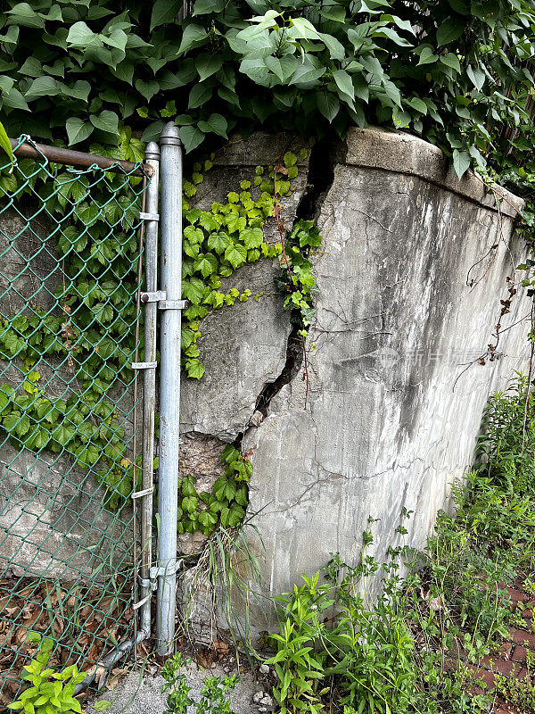 钢筋混凝土墙被铁链围栏破坏