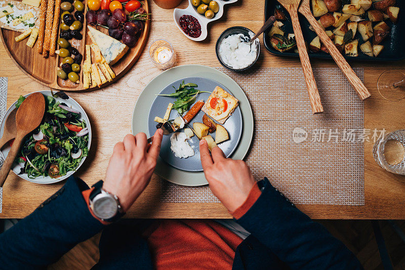 上图是一个陌生男子在家里吃饭的照片