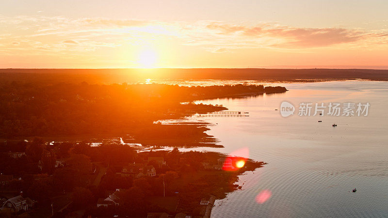 无人机拍摄的太阳在巴恩斯塔布后面，马萨诸塞州的科德角与戏剧性的镜头耀斑
