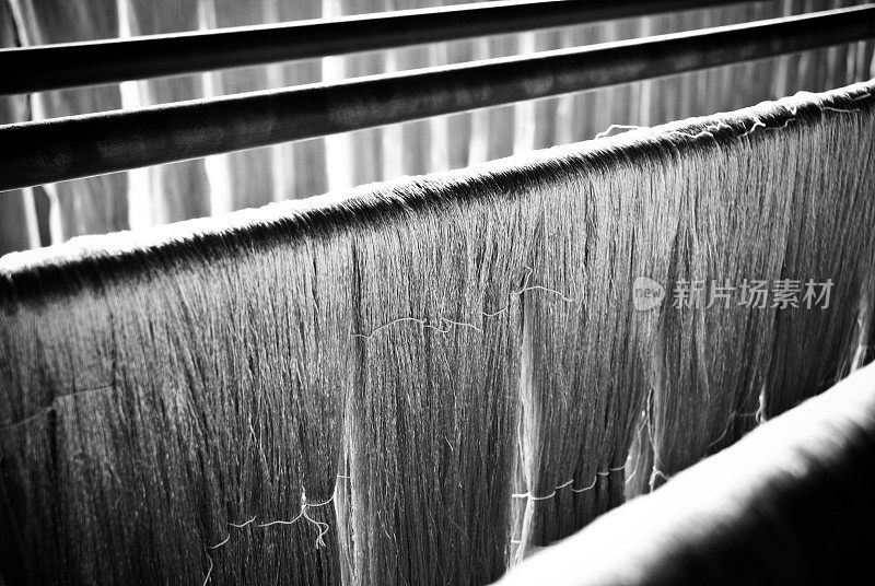 老式传统织机的近景。黑白视图