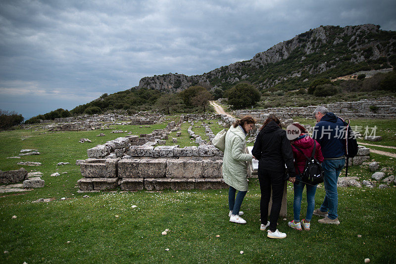 退休的朋友积极的探索假期参观希腊的古罗马帝国古城遗址卡玛里纳-卡西奥皮