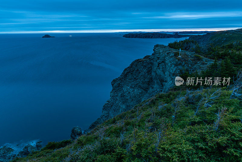 加拿大纽芬兰特威灵盖特长角灯塔乌鸦头的岩石大西洋海岸线