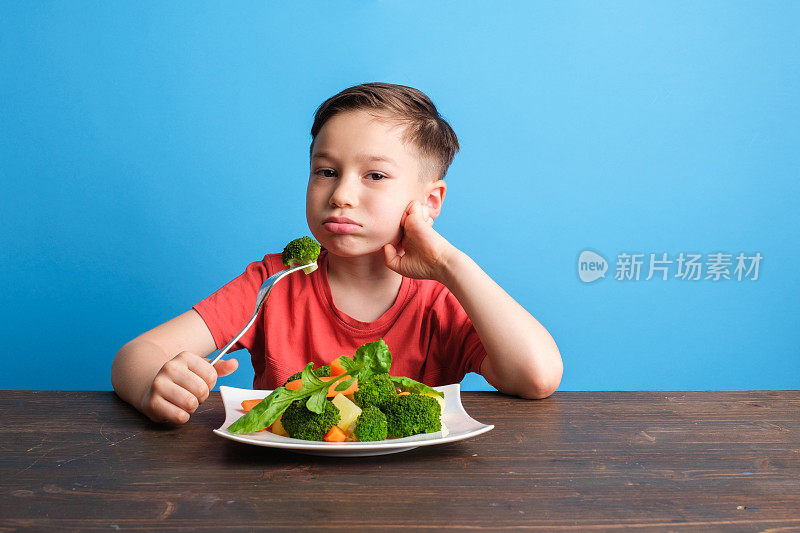 孩子对不得不吃蔬菜很不高兴